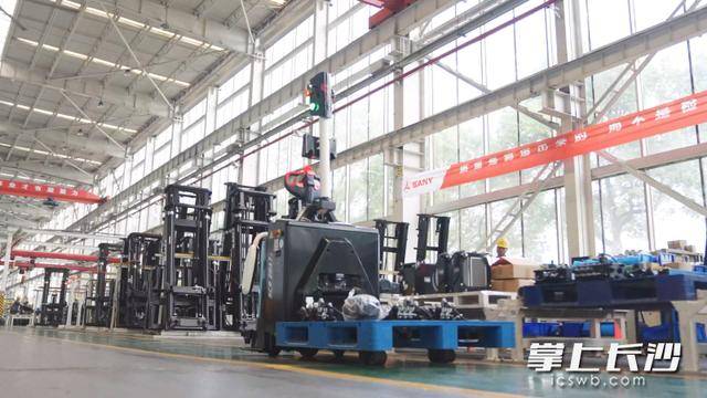 進(jìn)軍物流倉儲搬運(yùn)領(lǐng)域<strong></p>
<p>電動(dòng)叉車
</strong>！三一機(jī)器人一次性40臺電動(dòng)叉車“出?！薄?電動(dòng)叉車
